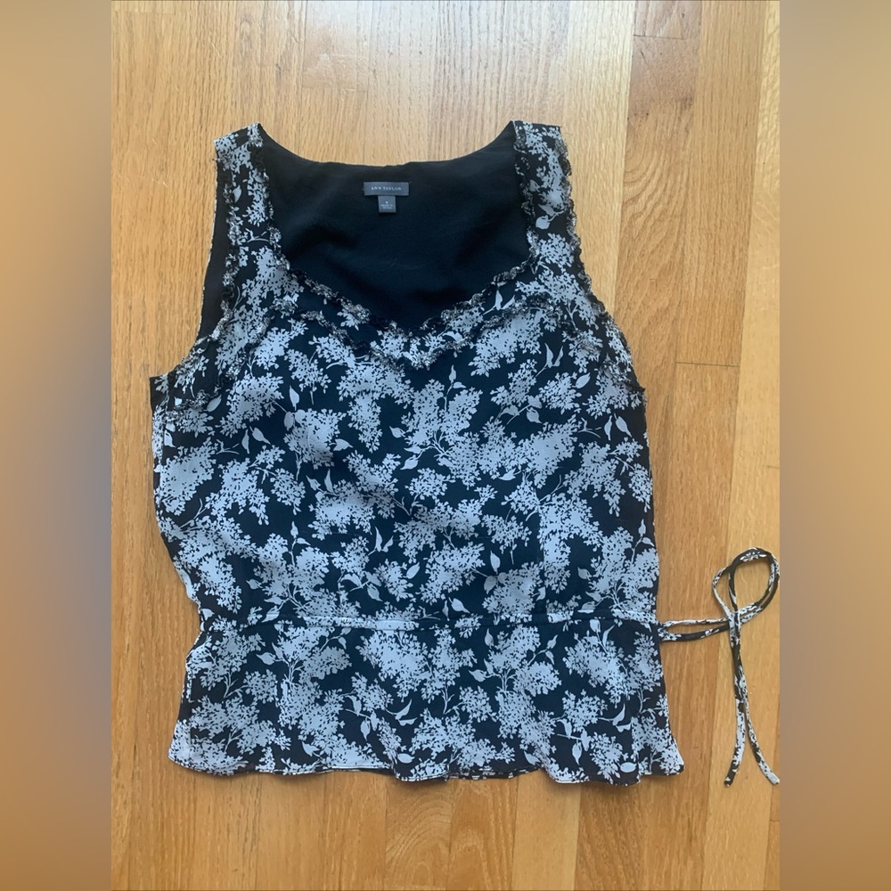 Ann Taylor Size 6 Black and Cream Floral Tank Top
